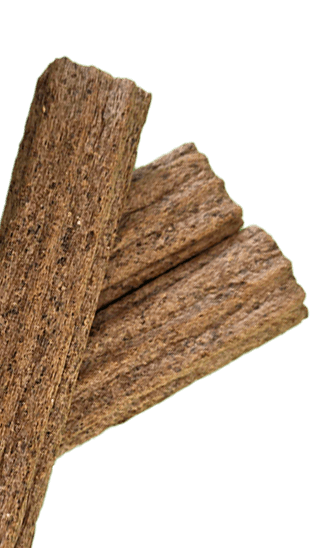 QCHEFS Puffed Sticks – braune, gepuffte Zahnpflege-Kaustangen mit knuspriger Struktur, übereinander liegend.