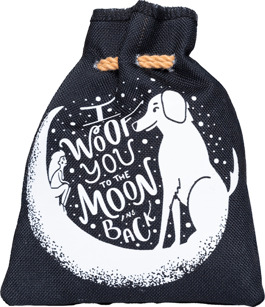 Schwarzer Stoffbeutel mit Kordelzug und süßem weißen Print: Ein Hund sitzt auf einem Mond, daneben ein Mädchen, dazu der Schriftzug „I woof you to the moon and back“. Ideal für Hundebesitzer als Geschenkverpackung oder Aufbewahrungsbeutel für Hundeleckerlis. Robustes Material mit stilvollem Design.