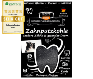 Produktverpackung von QCHEFS Zahnputzkohle für Hunde – natürliche antibakterielle Zahnpflege zur Unterstützung sauberer Zähne und eines gesunden Darms. Schwarze Verpackung mit weißem Zahnmotiv, Bild eines Hundes und Symbolen für Vitamin B, Pflanzenkohle und Zahnputzflocken. Mit „Sehr gut“ Bewertung von Dogorama (4,7 von 5 Pfoten). Frei von Gluten, Zucker und Laktose. Made in Germany. Ideal für natürliche Zahnpflege bei Hunden.
