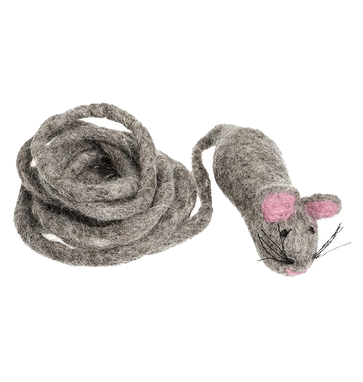 Grau gefilzte Katzenspielzeug-Maus mit rosa Ohren und Schnurrhaaren, daneben eine graue, gefilzte Schnur.