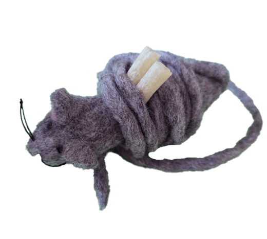 QCHEFS Mausi Bundle – graue, gefilzte Katzenspielmaus mit zwei kleinen Kausticks darin, ideales Spiel- und Kau-Set für Katzen.