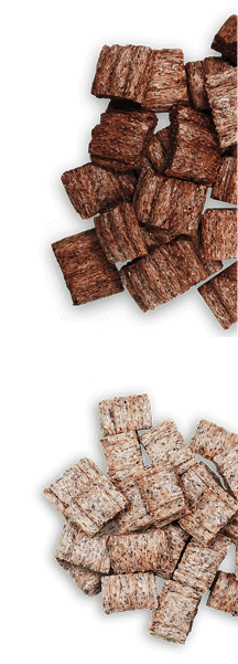 Das Bild zeigt zwei Haufen von Snacks mit transparentem Hintergrund: Oben sind die dunkleren, braunen Stückchen, die zu den Snackies gehören könnten. Unten sind hellere, beige-braune Stückchen, die zu den Puffies passen.
