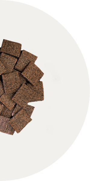 QCHEFS Zahnputzcracker für Pferde – braune, quadratische, knusprige Leckerli-Stücke zur natürlichen Zahnpflege und Unterstützung der Mundgesundheit bei Pferden.
